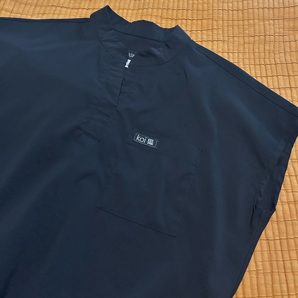 Women’s Koi Scrub Set - Picture 5 of 6